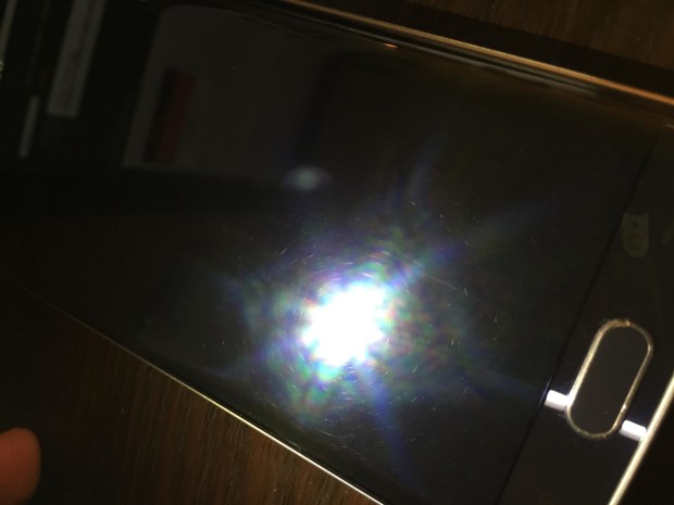 T-Mobile Mitarbeiter findet Kratzer und Pixelfehler auf S6 edge Geräten