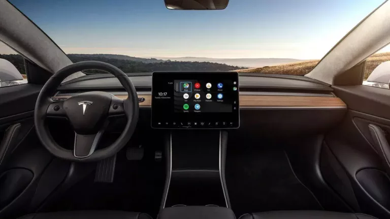 Android Auto läuft auf einem Tesla in einer Proof-of-Concept-Demo des AAWireless-Erfinders [Video]