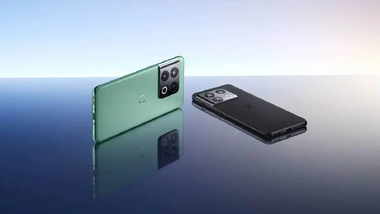 OnePlus 10 Pro Volcanic Black and Emerald Forest
