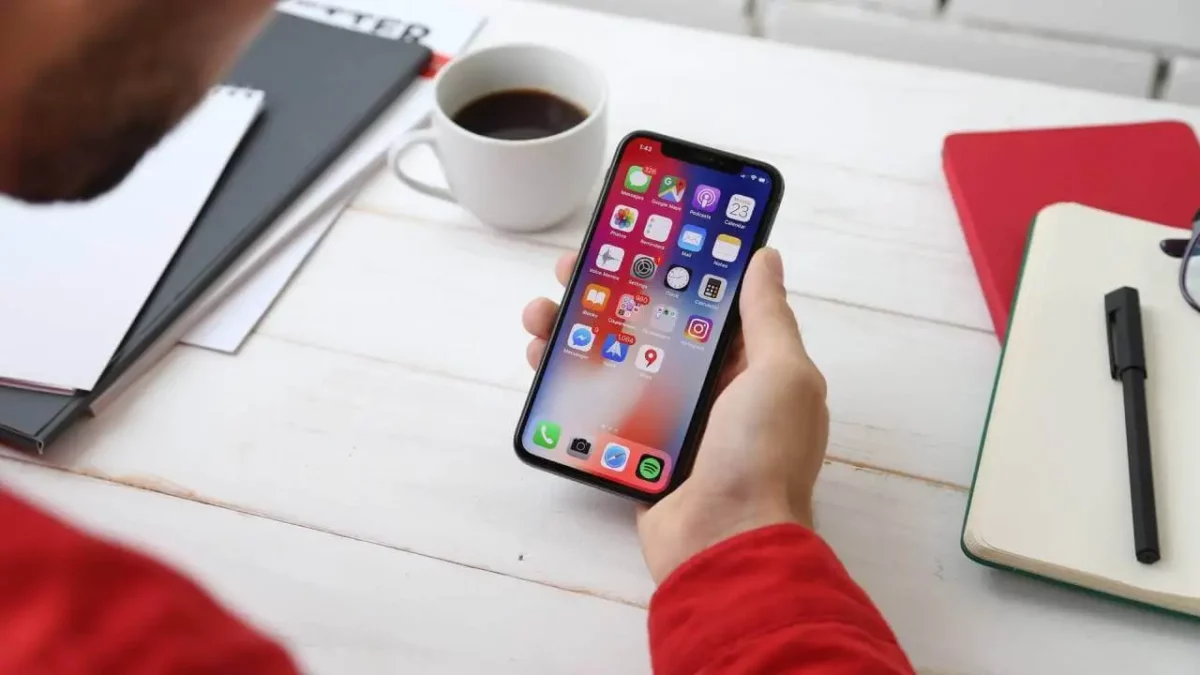 iPhone X mit Hand iPhone X mit Hand