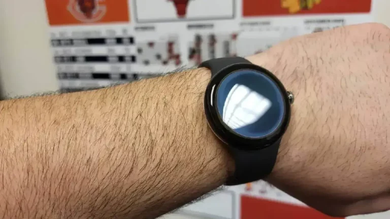 Pixel Watch hat 300 mAh-Akku und bietet Mobilfunkkonnektivität