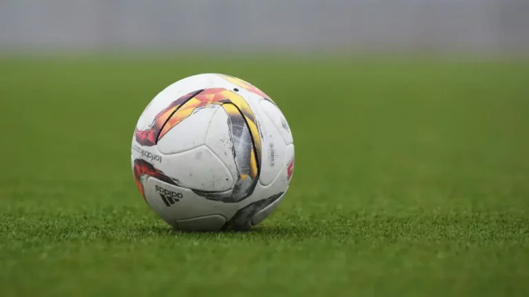Weiß-grauer Adidas-Fußball auf Rasen
