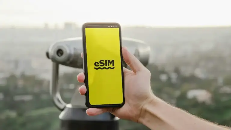 Handy mit einem eSIM-Logo