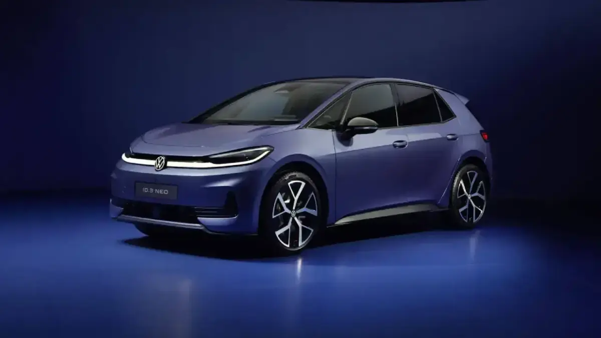 seitliche Frontansicht eines blauen VW ID.3 Neo seitliche Frontansicht eines blauen VW ID.3 Neo