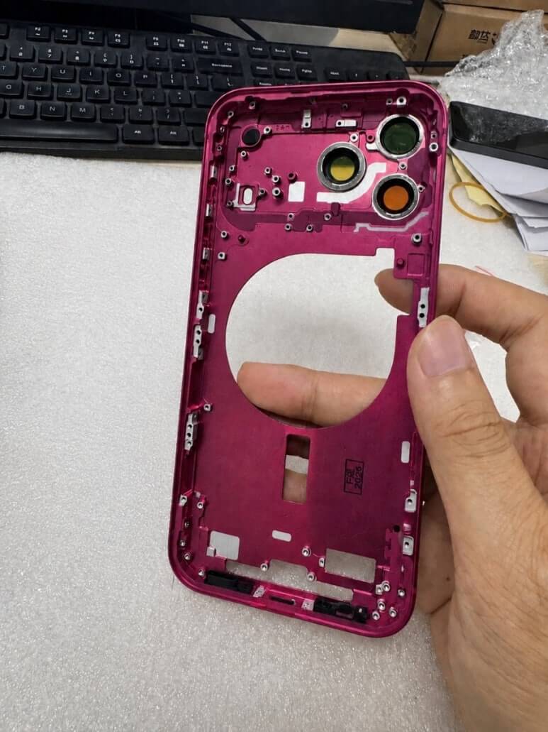 Gehäuse-Innenseite des roten iPhone 18 Pro Gehäuse-Innenseite des roten iPhone 18 Pro