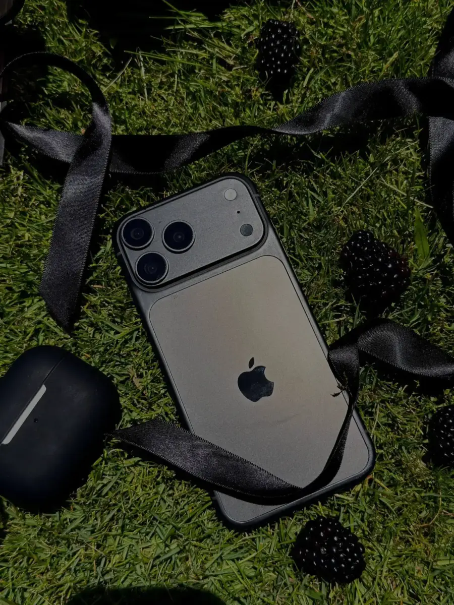 Leak des schwarzen Apple iPhone 18 Pro Max auf einer Wiese mit Brombeeren Leak des schwarzen Apple iPhone 18 Pro Max auf einer Wiese mit Brombeeren