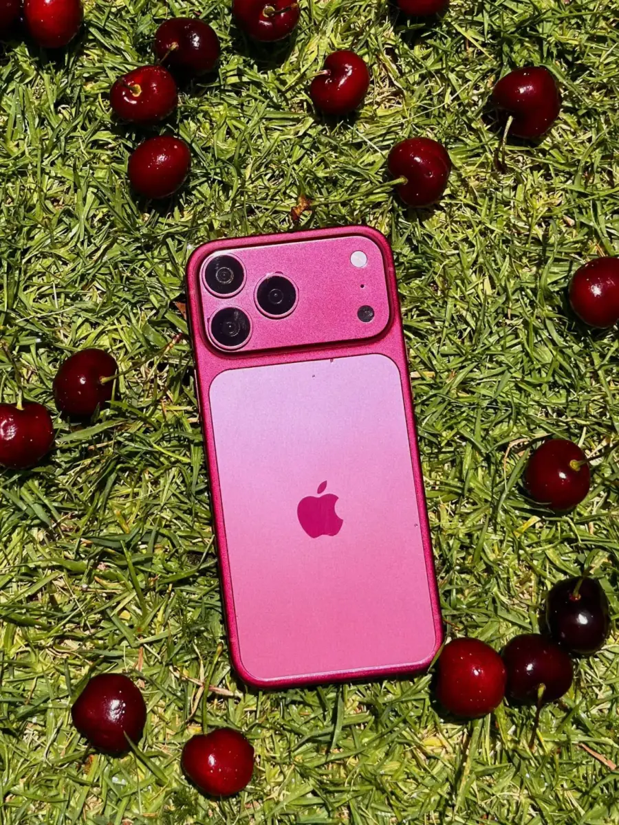 Leak des roten Apple iPhone 18 Pro Max auf einer Wiese mit Kirschen Leak des roten Apple iPhone 18 Pro Max auf einer Wiese mit Kirschen