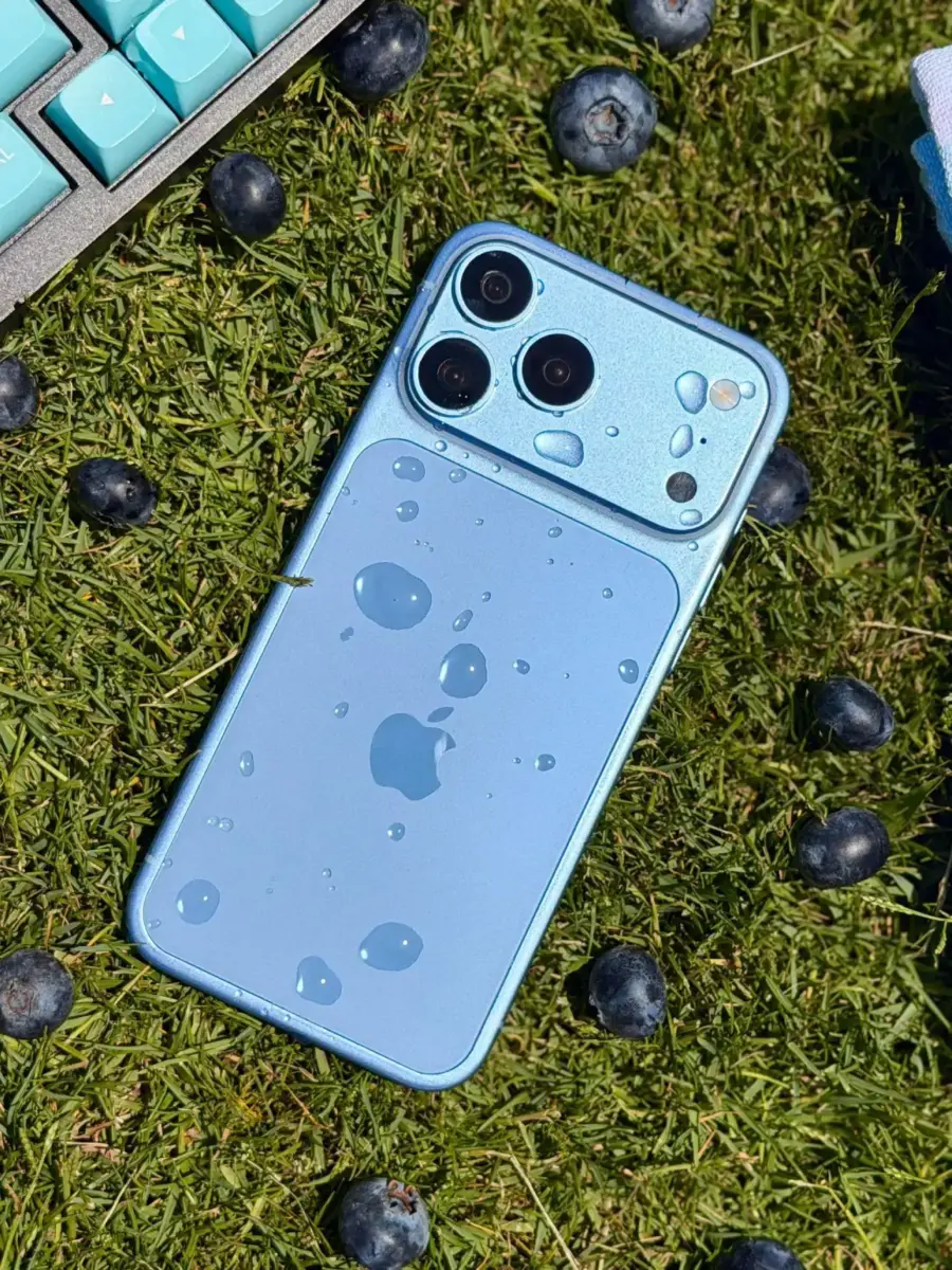 Leak des blauen Apple iPhone 18 Pro Max auf einer Wiese mit Blaubeeren Leak des blauen Apple iPhone 18 Pro Max auf einer Wiese mit Blaubeeren