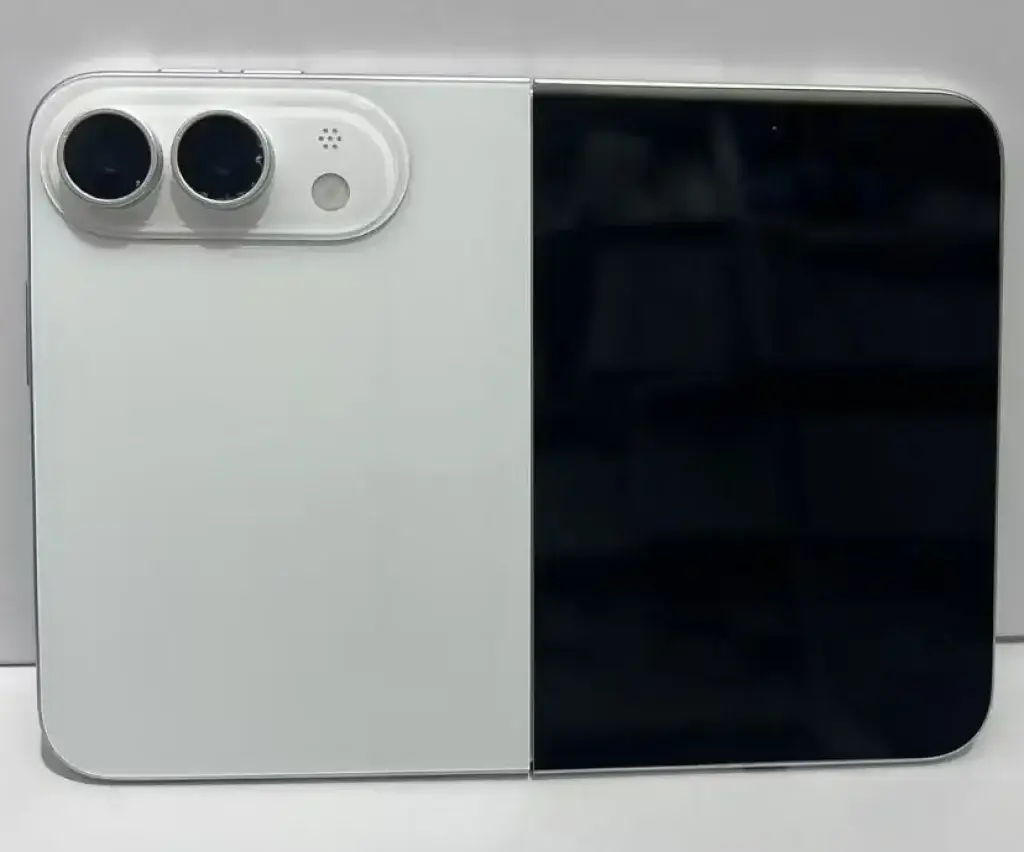 Rück- und Vorderseite des faltbaren weißen Apple iPhone Ultra mit Dual-Kamera Rück- und Vorderseite des faltbaren weißen Apple iPhone Ultra mit Dual-Kamera