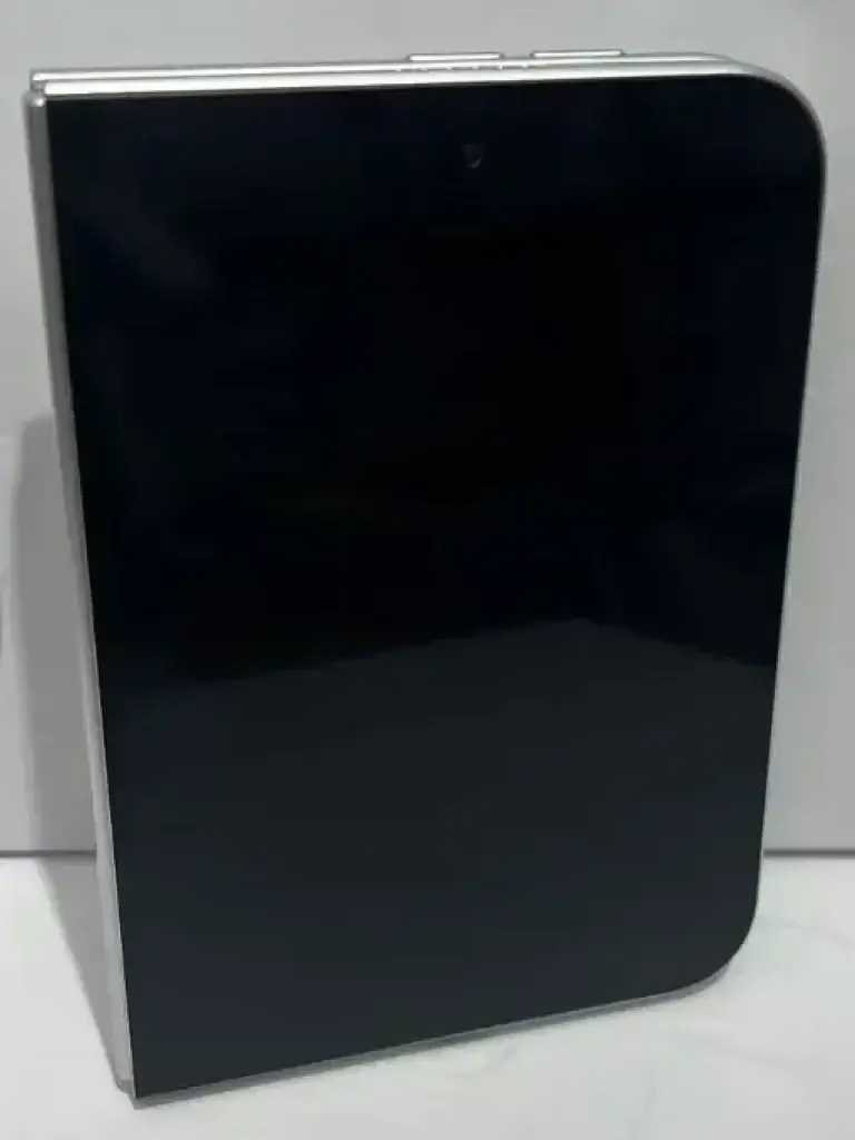 Frontdisplay des Rückseite des faltbaren Apple iPhone Ultra Frontdisplay des Rückseite des faltbaren Apple iPhone Ultra