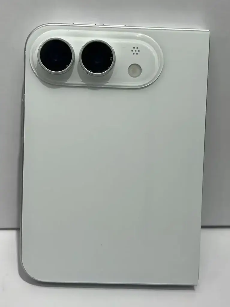 Rückseite des faltbaren weißen Apple iPhone Ultra mit Dual-Kamera Rückseite des faltbaren weißen Apple iPhone Ultra mit Dual-Kamera