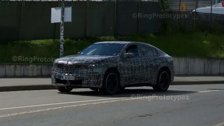 getarnter Prototyp des elektrischen BMW iX4 auf Probefahrt am Nürburgring