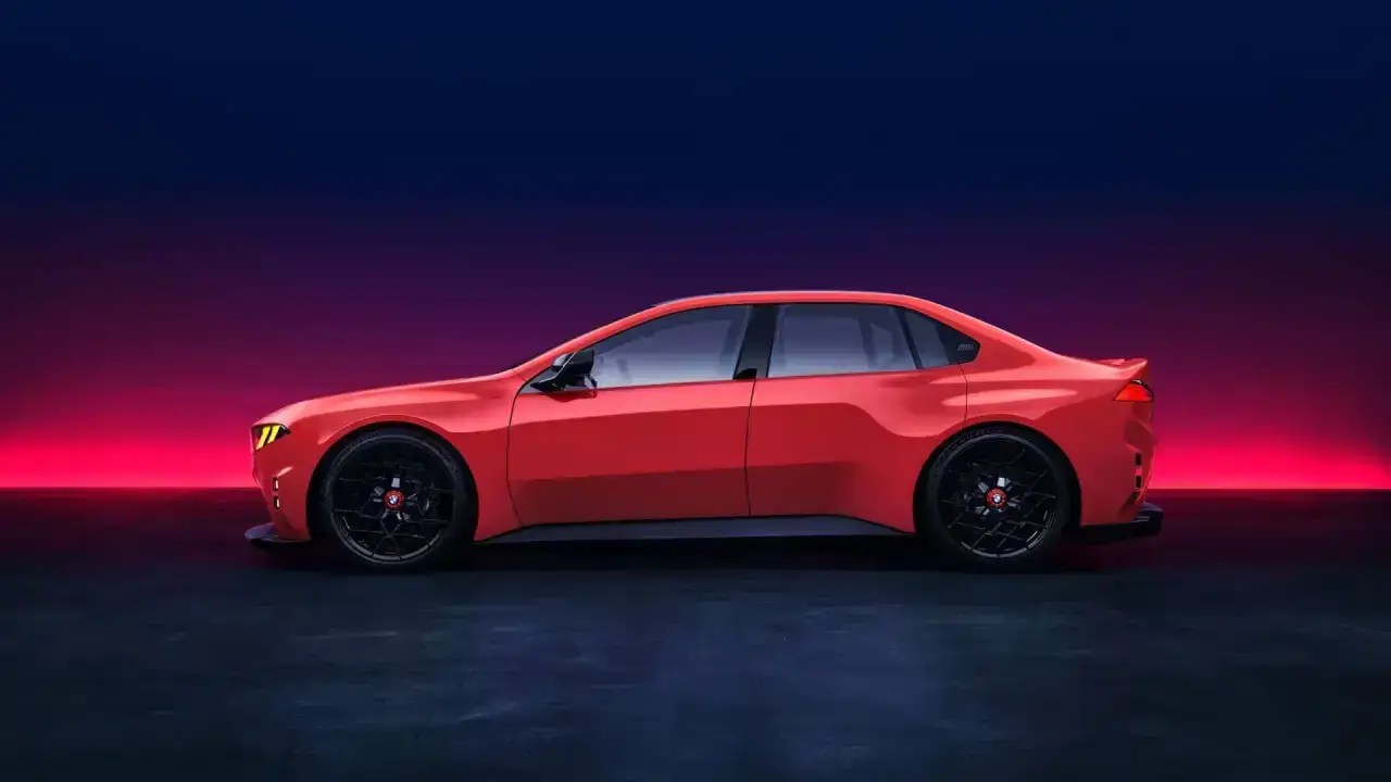 Seitensicht des roten BMW M Concept Neue Klasse
