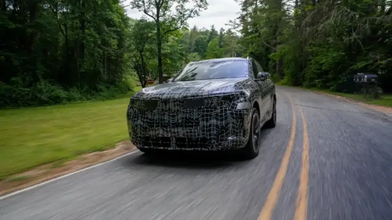 Frontansicht eines getarnten BMW X5 Prototyp auf einer Landstraße