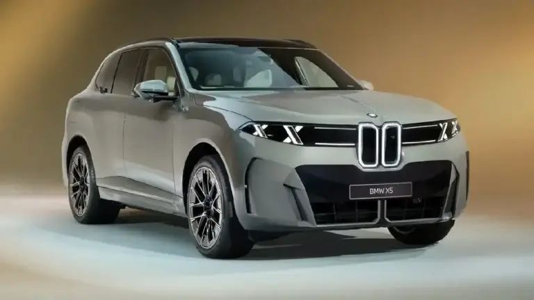 Frontansicht des elektrischen BMW iX5 in grün