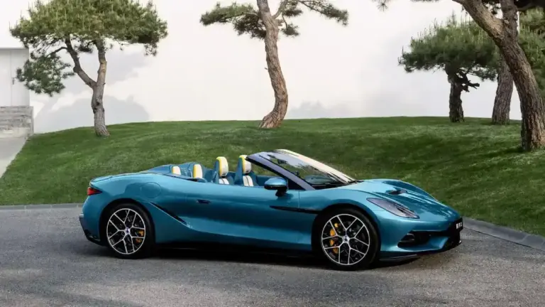 Seitenansicht eines blauen BYD Denza Z elektrischen Supercars
