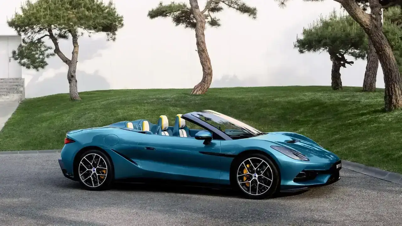 Seitenansicht eines blauen BYD Denza Z elektrischen Supercars