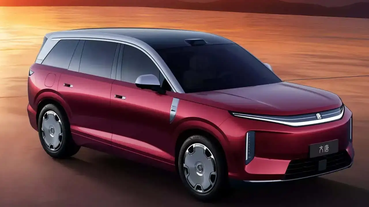 seitliche Frontansicht des roten BYD Great Tang