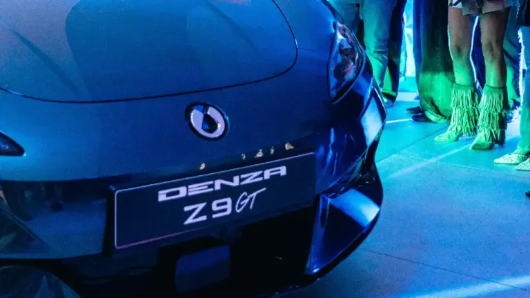 Front des Denza Z9 GT mit BYD-Logo