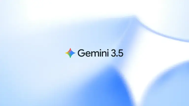 Das offizielle Logo von Google Gemini 3.5. Der vierzackige Google-Farbfunke neben dem Schriftzug 'Gemini 3.5' vor einem abstrakt geschwungenen, hellblauen Hintergrund