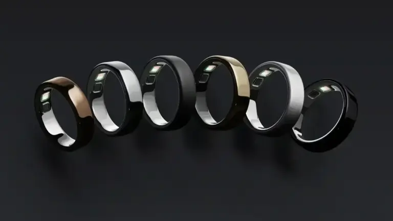 der Oura Ring 5 in sechs verschiedenen Farben vor einem dunklen Hintergrund