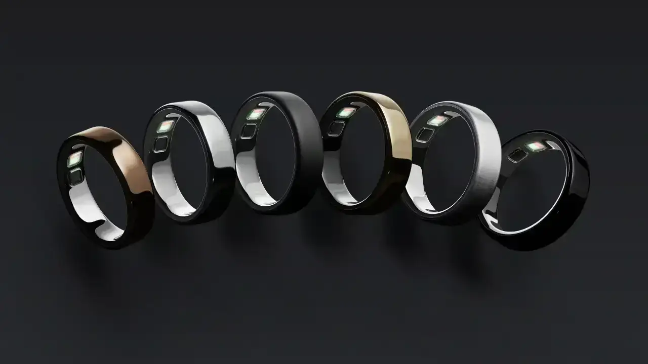 der Oura Ring 5 in sechs verschiedenen Farben vor einem dunklen Hintergrund