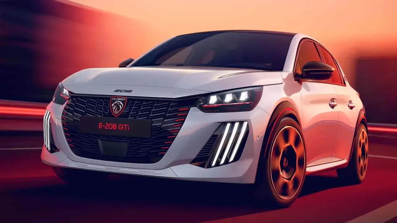 Frontansicht eines weißen Peugeot E-208 GTI