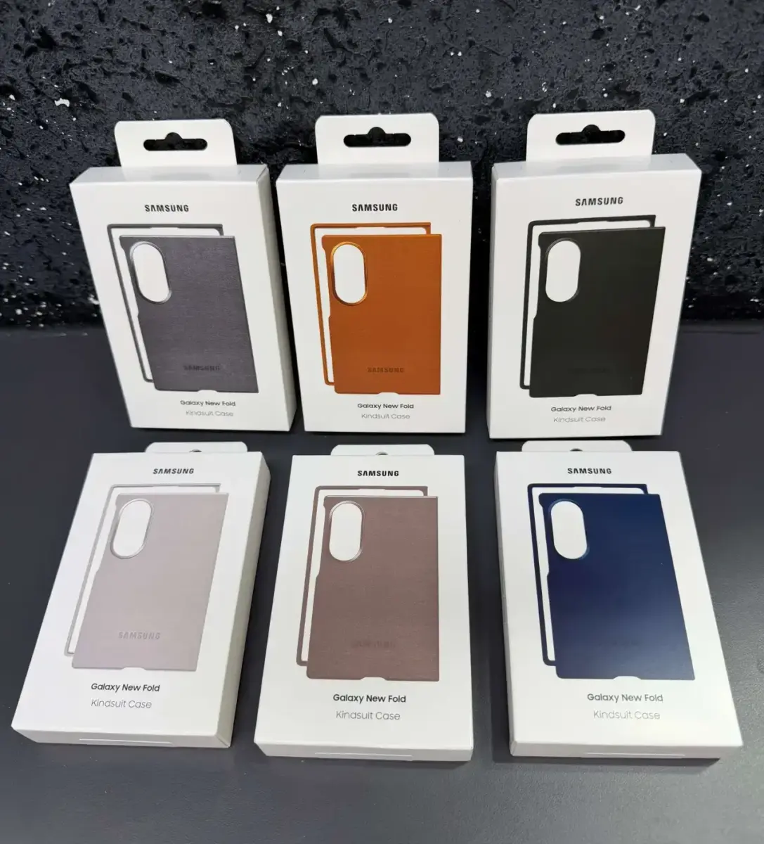 Verpackungen einer Schutzhülle für das Samsung Galaxy New Fold in verschiedenen Farben Verpackungen einer Schutzhülle für das Samsung Galaxy New Fold in verschiedenen Farben