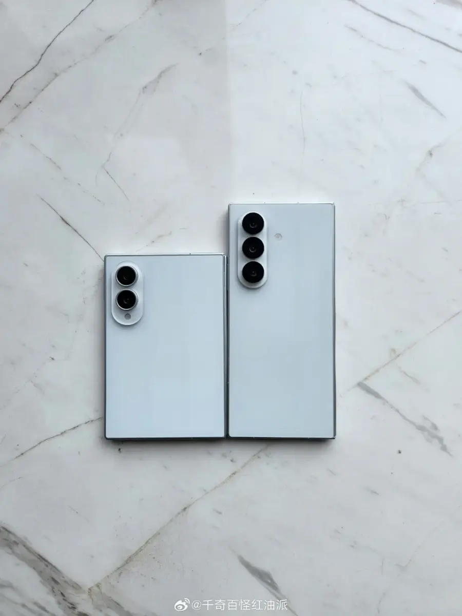 Rückseiten des Samsung Galaxy Z Fold 8 und Galaxy Z Fold 8 Ultra im Vergleich Rückseiten des Samsung Galaxy Z Fold 8 und Galaxy Z Fold 8 Ultra im Vergleich
