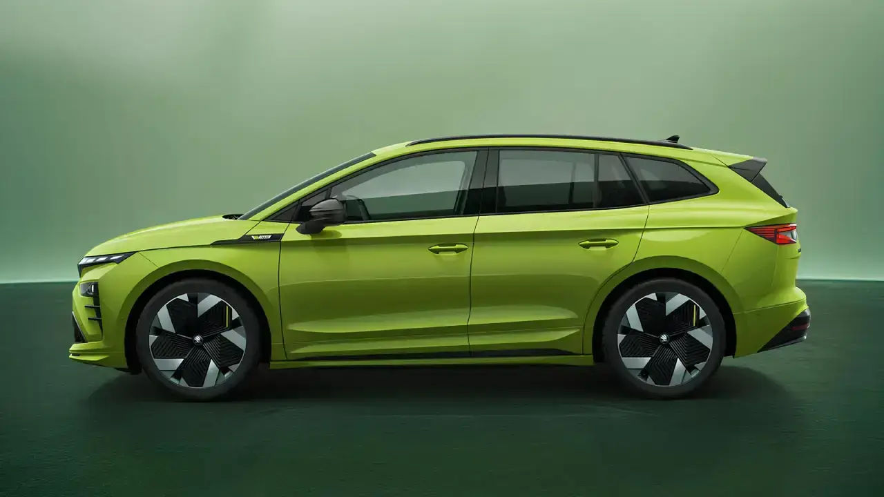 Seitenansicht des Skoda Enyaq vRS 2025 in leuchtendem Limettengrün. Das vollelektrische Sport-SUV besticht durch sein dynamisches Design und markante Aerodynamik-Felgen