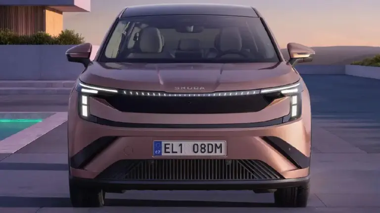 Frontansicht des neuen Skoda Peaq in edlem Roségold-Kupfer. Das Crossover zeigt sein minimalistisches Design in der Abenddämmerung