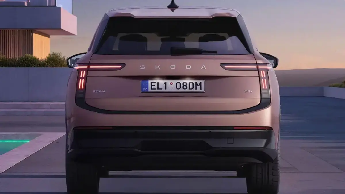 Heckansicht des neuen Skoda Peaq in edlem Roségold-Kupfer. Das Crossover zeigt sein minimalistisches Design in der Abenddämmerung Heckansicht des neuen Skoda Peaq in edlem Roségold-Kupfer. Das Crossover zeigt sein minimalistisches Design in der Abenddämmerung