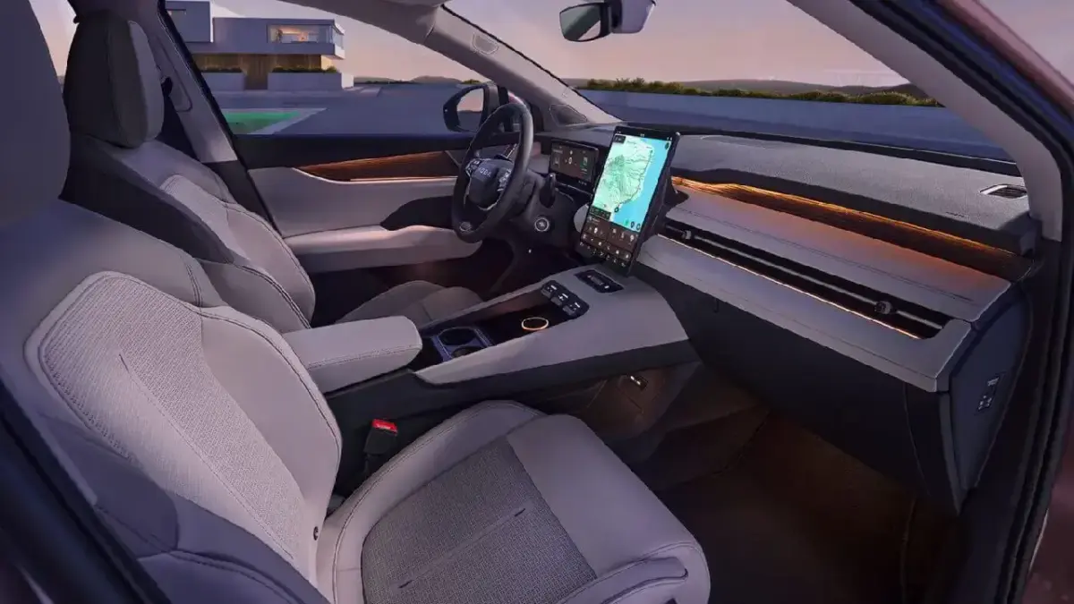 Der moderne Innenraum des Skoda Peaq. Das Cockpit zeigt helle Komfortsitze, ein großes Hochformat-Infotainment-Display mit Navigation und eine warme, orangefarbene Ambientebeleuchtung im Abendlicht Der moderne Innenraum des Skoda Peaq. Das Cockpit zeigt helle Komfortsitze, ein großes Hochformat-Infotainment-Display mit Navigation und eine warme, orangefarbene Ambientebeleuchtung im Abendlicht