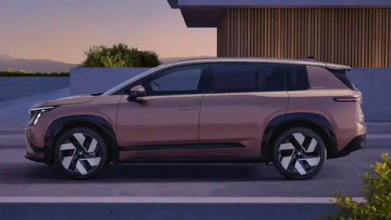 Die komplette Seitenansicht des neuen Skoda Peaq in edlem Roségold-Kupfer. Das Crossover zeigt sein minimalistisches Design mit großen Bicolor-Aerofelgen und versenkbaren Türgriffen in der Abenddämmerung