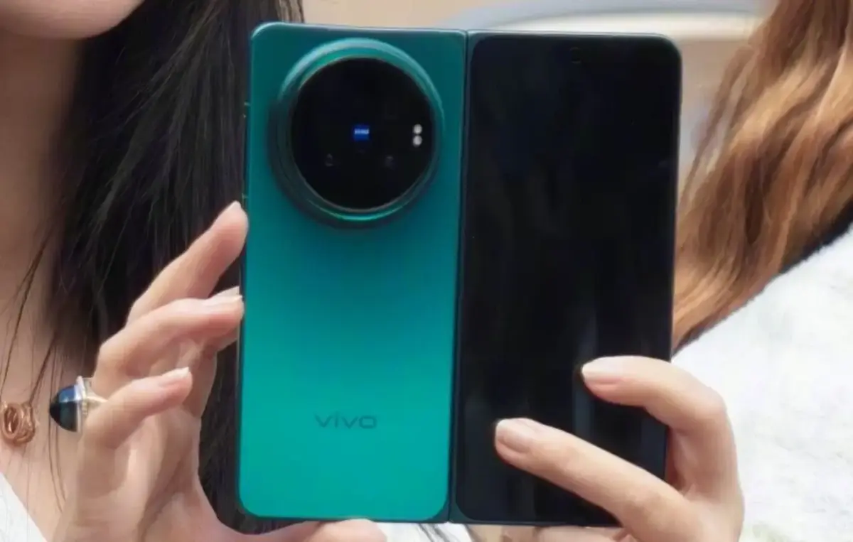 Rückseite grünes Vivo X Fold 6 mit Zeiss-Logo Rückseite grünes Vivo X Fold 6 mit Zeiss-Logo