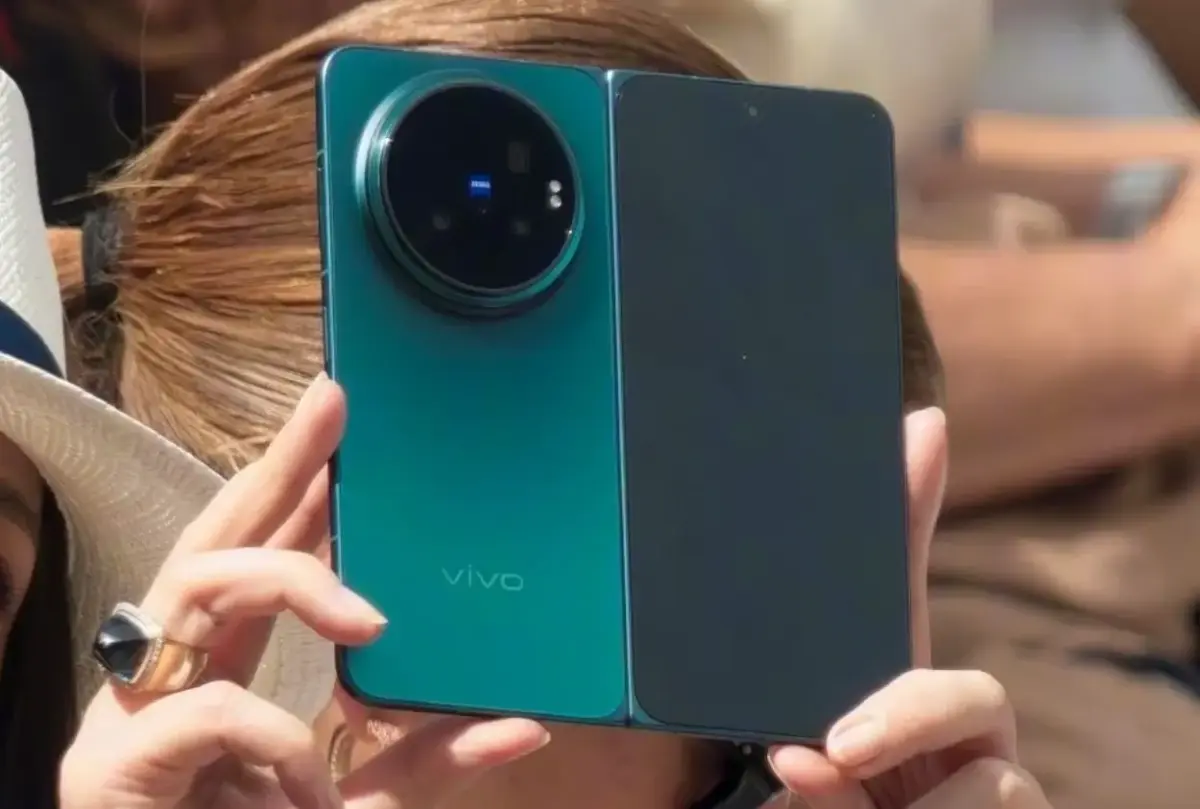 Rückseite grünes Vivo X Fold 6 mit Zeiss-Logo Rückseite grünes Vivo X Fold 6 mit Zeiss-Logo
