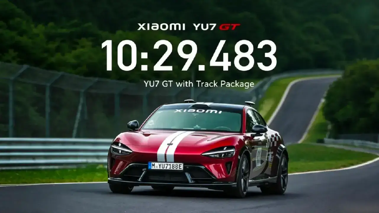 Der rote Sportwagen Xiaomi YU7 GT mit Track Package auf der Nürburgring-Nordschleife. Eingeblendet ist die gefahrene Rundenzeit von 10:29.483 Minuten