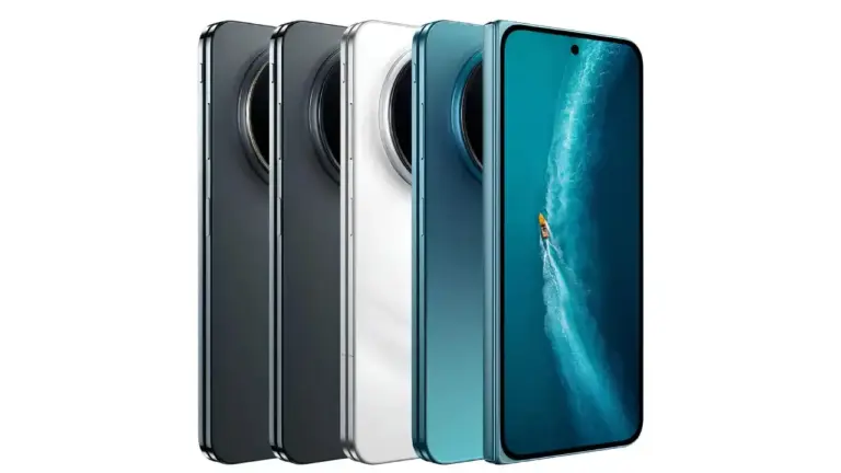 Die verfügbaren Farbvarianten des neuen vivo X Fold6 Foldable-Smartphones: Von links nach rechts sind die Geräte in Schwarz, Anthrazit, Weiß und Türkisblau aufgereiht, wobei das türkise Modell das hochwertige Display mit modernem Hintergrundbild zeigt