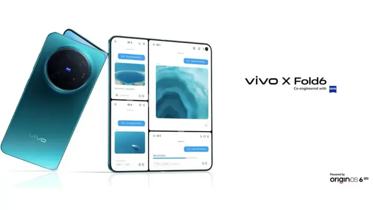 Ein offenes vivo X Fold6 Foldable-Smartphone in Türkisblau zeigt die Rückseite mit dem markanten ZEISS-Kameramodul und gleichzeitig die geöffnete, mehrteilige Displayansicht mit einer Messenger-App. Daneben stehen die Logos "vivo X Fold6" und "OriginOS 6"