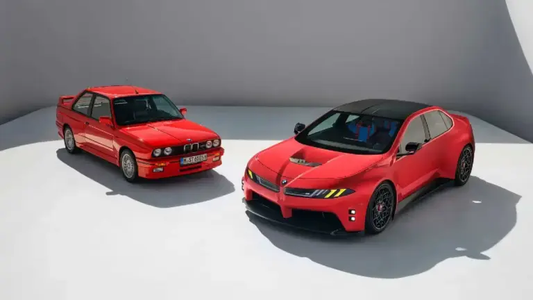 roter BMW M Concept Neue Klasse neben rotem BMW E30 M3