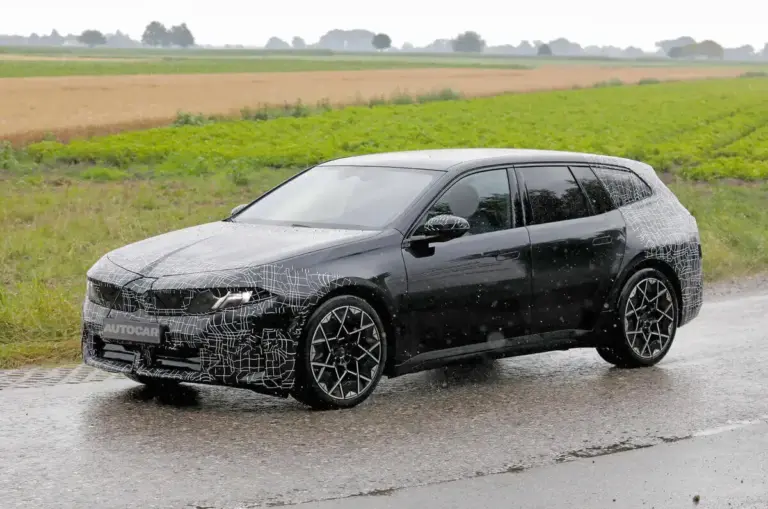 schräge Frontansicht des noch getarnten BMW i3 Touring Erlkönig