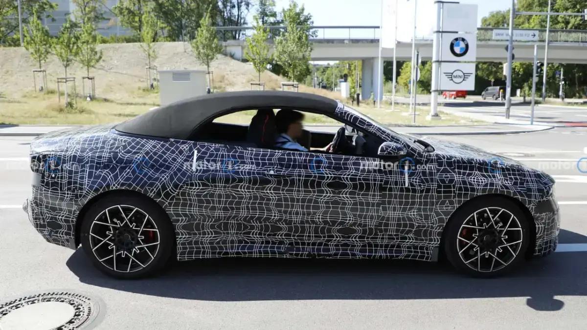 Seitenansicht des getarnten BMW i4 Cabriolet Erlkönig Seitenansicht des getarnten BMW i4 Cabriolet Erlkönig