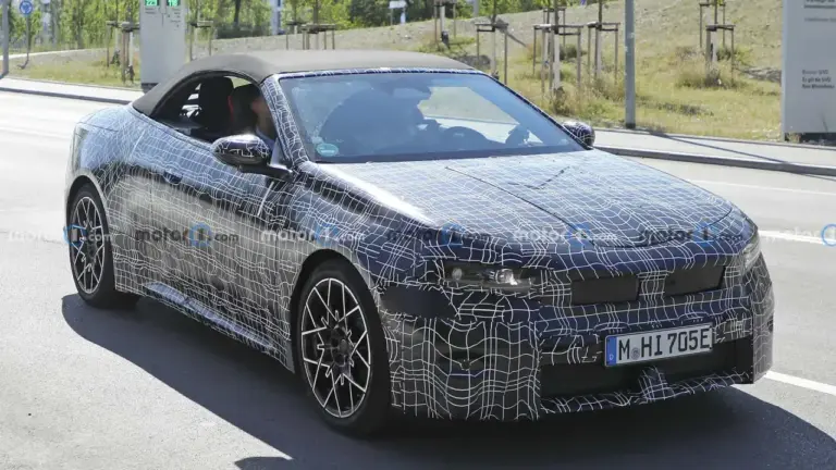 schräge Frontansicht des getarnten BMW i4 Cabriolet Erlkönig
