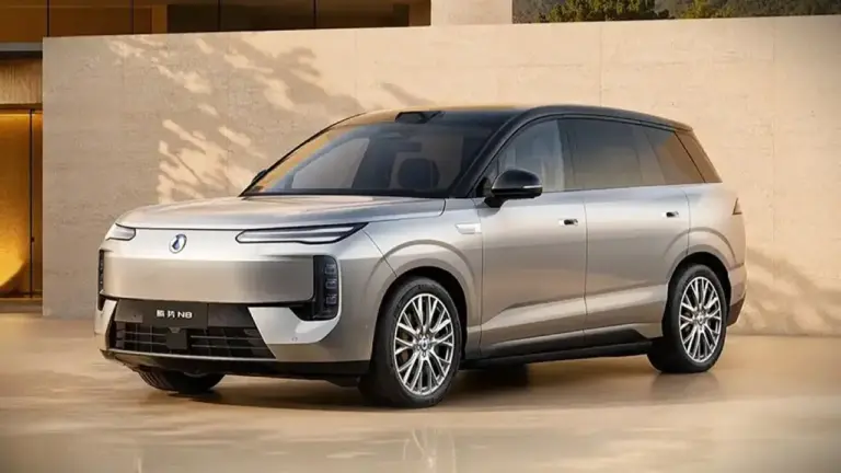 schräge Frontansicht eines silbernen BYD Denza N8