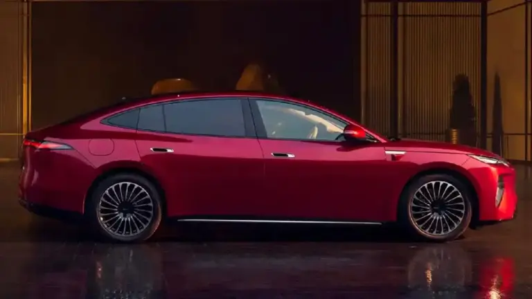 Elegante Seitenansicht der sportlichen BYD Seal 08 Elektro-Limousine in tiefem Weinrot. Das Coupé-Design zeigt versenkbare Türgriffe und edle Vielspeichen-Felgen vor einer golden beleuchteten Kulisse