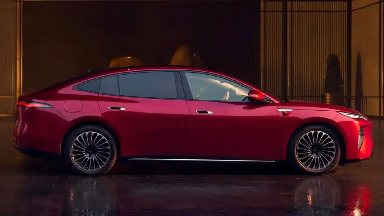 Elegante Seitenansicht der sportlichen BYD Seal 08 Elektro-Limousine in tiefem Weinrot. Das Coupé-Design zeigt versenkbare Türgriffe und edle Vielspeichen-Felgen vor einer golden beleuchteten Kulisse