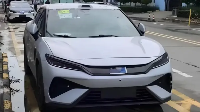 Ungetarnter Erlkönig des neuen BYD Song L GT Elektro-Crossovers von vorne. Die silberne Front zeigt abgeklebte Logos, Test-Sticker auf der Scheibe und den markanten LiDAR-Sensor auf dem Dach