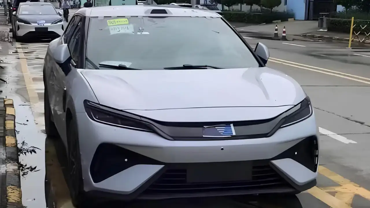 Ungetarnter Erlkönig des neuen BYD Song L GT Elektro-Crossovers von vorne. Die silberne Front zeigt abgeklebte Logos, Test-Sticker auf der Scheibe und den markanten LiDAR-Sensor auf dem Dach