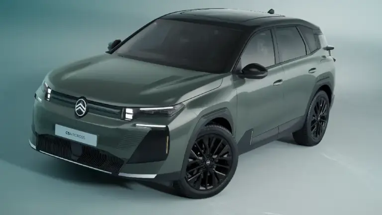 Schräge Frontansicht des neuen Citroën C5 Aircross SUV in elegantem Khakigrün mit schwarzem Kontrastdach. Das moderne Crossover-Modell zeigt sein futuristisches LED-Lichtdesign und schwarze Vielspeichen-Felgen