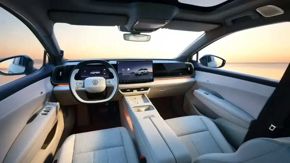 Das moderne Cockpit des neuen Elektro-SUVs VW ID. Aura T6 von innen. Zu sehen sind das große freistehende Infotainment-Display, das zweifarbige Lenkrad und die helle Lederausstattung mit Panorama-Glasdach Das moderne Cockpit des neuen Elektro-SUVs VW ID. Aura T6 von innen. Zu sehen sind das große freistehende Infotainment-Display, das zweifarbige Lenkrad und die helle Lederausstattung mit Panorama-Glasdach